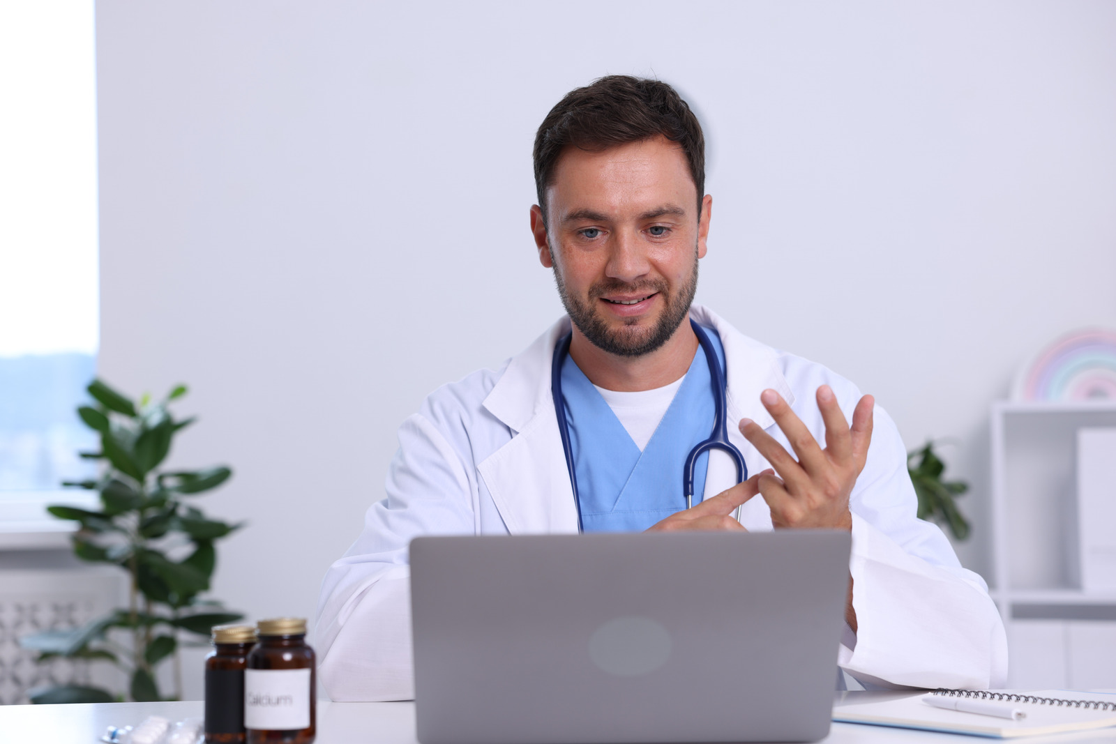 Professionista sanitario in consulenza con integratori sulla scrivania